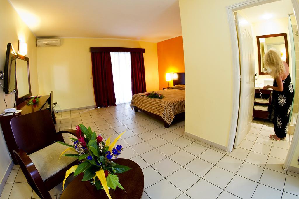 Koniambo Hotel Koné Kamer foto